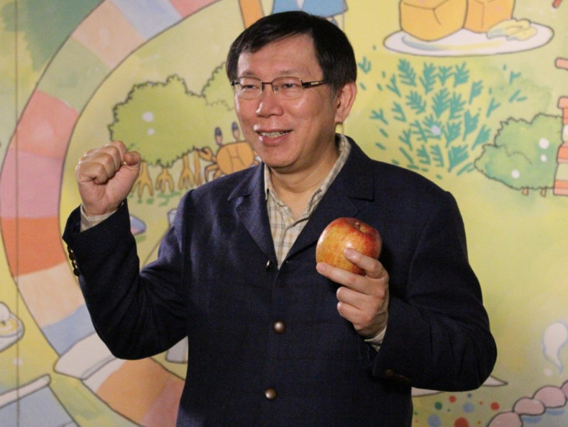下週就是農曆新年，台北市長柯文哲今(13)日上午和各家電子、平面媒體錄製新年賀詞，有平面媒體準備道具蘋果一顆，柯文哲看到蘋果也笑了出來。圖：林雨佑/攝   