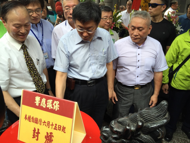 台北市長柯文哲15日上午前往龍山寺，感謝龍山寺響應市府香枝減量政策。圖：劉奕霆/攝   