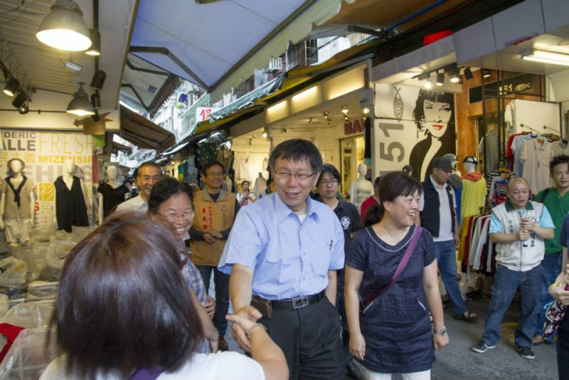 台北市長參選人柯文哲展開城市小旅行，今(18)天走訪五分埔成衣市場。圖：翻攝柯文哲臉書粉絲團   