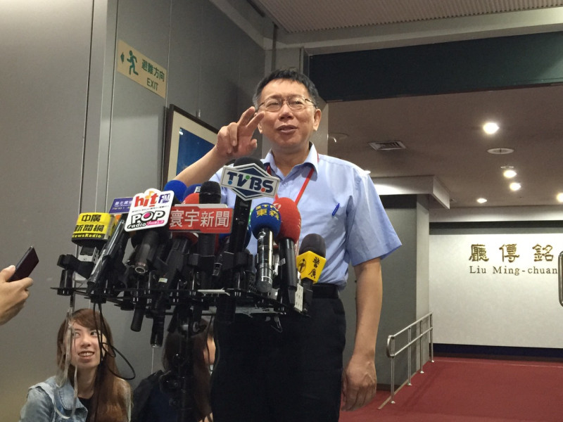 台北市長柯文哲7日上午出席里長座談會前接受媒體採訪。圖：劉奕霆/攝   