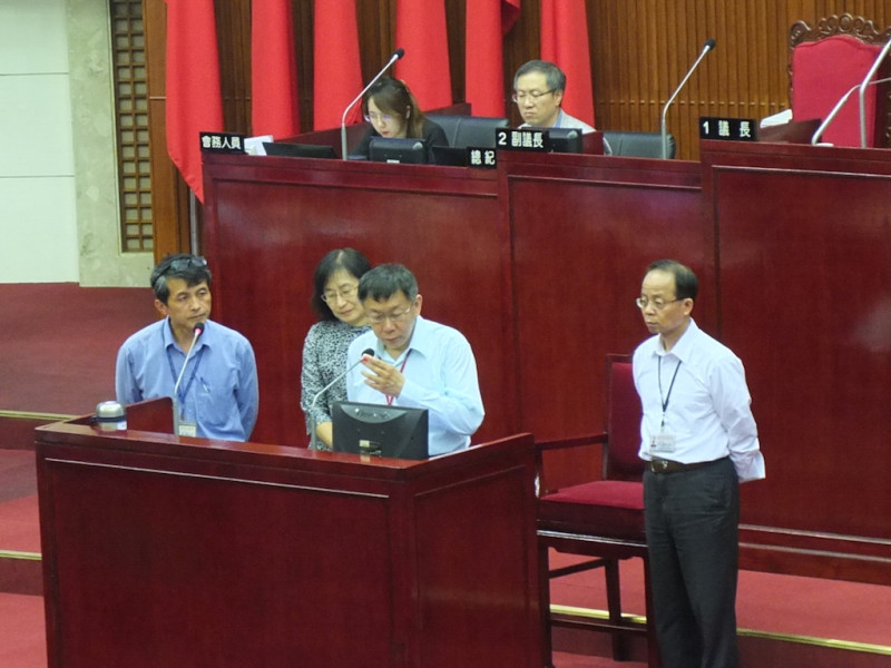 針對社子島開發案的投票日期，台北市長柯文哲12日在市議會允諾，社子島投票延長為2天，並確定在元宵節後舉辦。圖：翁嫆琄/攝   