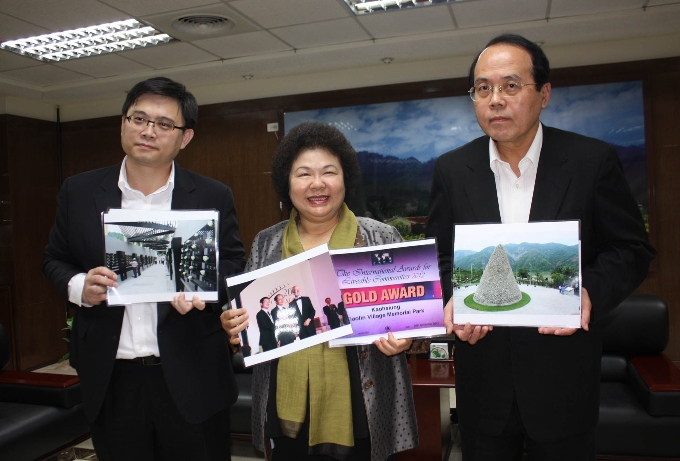 高雄市國際城市宜居獎，市長陳菊喜孜孜。圖片來源：高雄市政府   