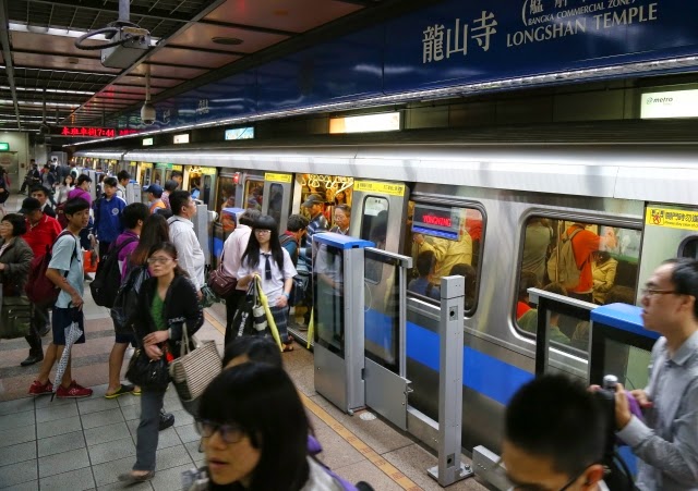 北捷復興崗站9日中午發生旅客跳軌事件，台北捷運公司表示，約延誤8分鐘、影響7百位乘客。圖：中央社資料照片   
