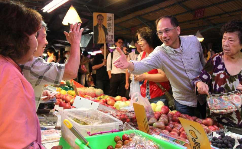 民進黨新北市長參選人游錫堃今（3）日走訪永安市場。圖：游錫堃競選辦公室提供   