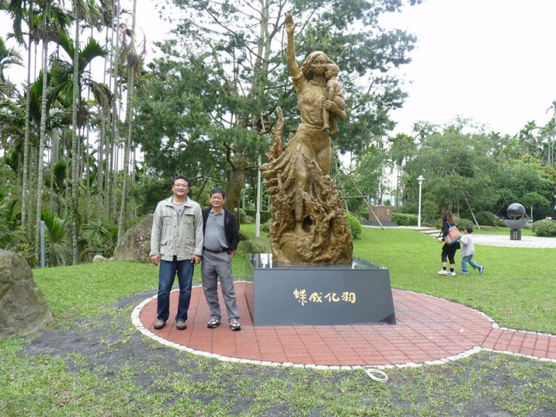 捨身救人的林靖娟紀念銅像，來自雕塑大師蒲添生最後遺作。右一為蒲添生雕塑館館長蒲浩志。圖：蒲浩志/提供   