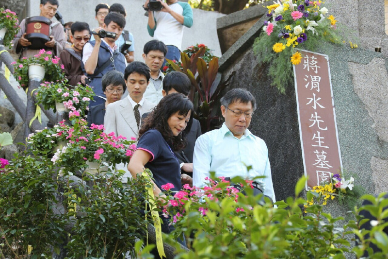 台北市長柯文哲17日參與蔣渭水移靈儀式，他認為，感覺自己是在完成蔣渭水90年前沒有完成的命運。圖：台北市政府提供   