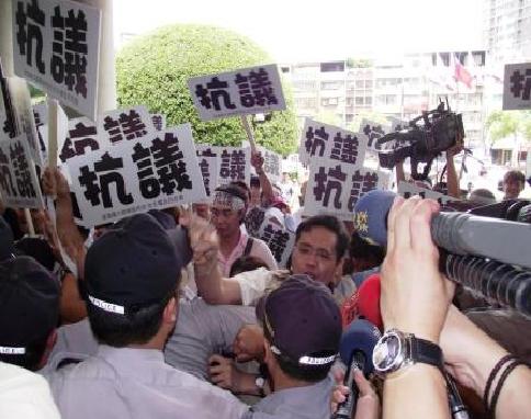 民進黨新北市議會議員江永昌、張瑞山、彭成龍要進入議場開會，也都遭警方的強力阻擋，引起議員們的反彈。圖片:陳冠廷/攝   