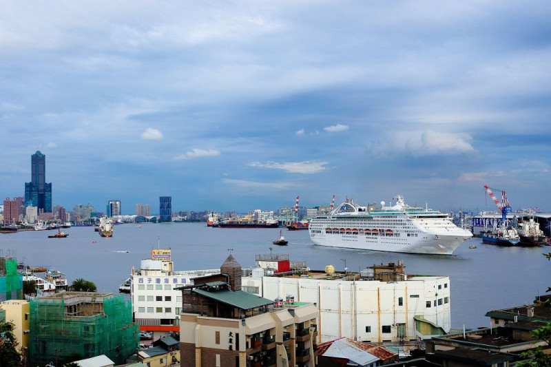 高雄港今(14)由歐洲海港組織生態港認證單位授證，正式成為亞太地區第1個生態港。圖：高雄市政府提供   