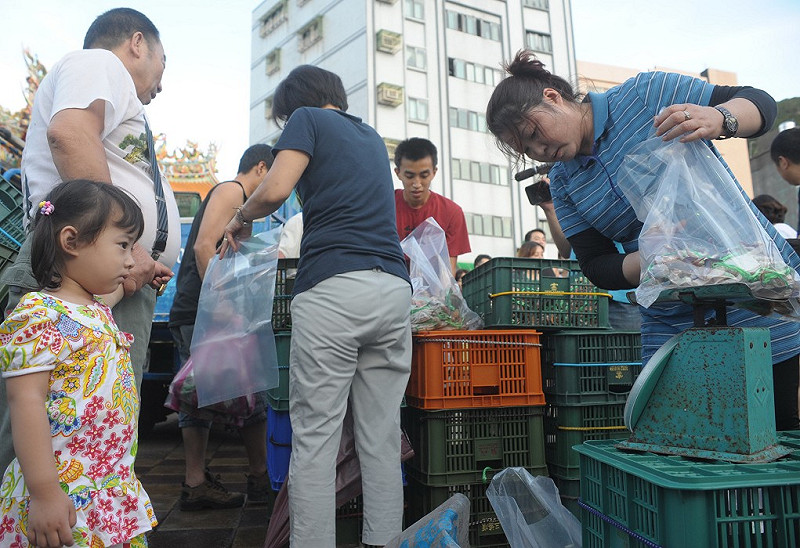 新北市政府與螃蟹漁夫合作，在9月份每個週五晚上的野柳漁港邊，舉行「萬里蟹漁港卸貨限時販售」的活動，讓民眾直接向漁夫購買螃蟹。圖：陳冠廷/攝&nbsp;&nbsp;&nbsp;