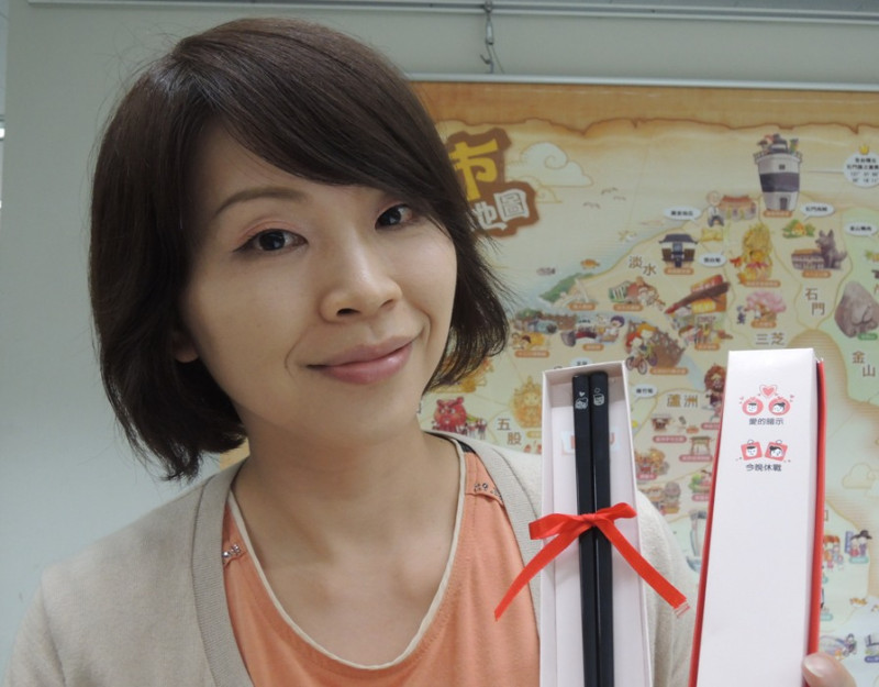 新北市議員李婉鈺爆料，新北市府贈送給新人的「好孕筷」，竟然是中國製造的。圖：陳冠廷/攝   