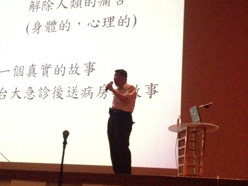 台北市長柯文哲14日下午前往交通大學以「生死的智慧」為題，進行演講。圖：劉奕霆/攝   