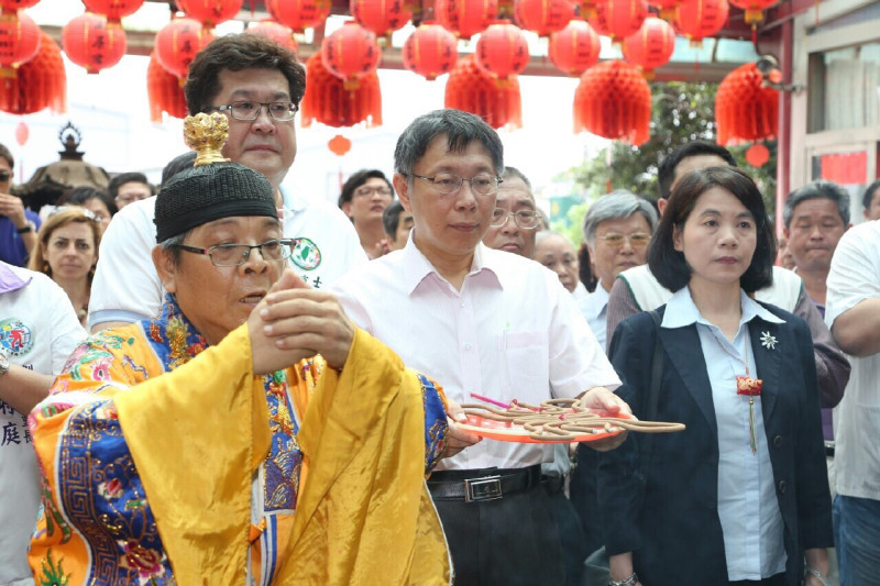 台北市長柯文哲7日下午參與「水岸台北2015嘉年華」活動，依循傳統，前往北投屈原宮替龍舟「開光點睛」。圖：台北市政府提供   