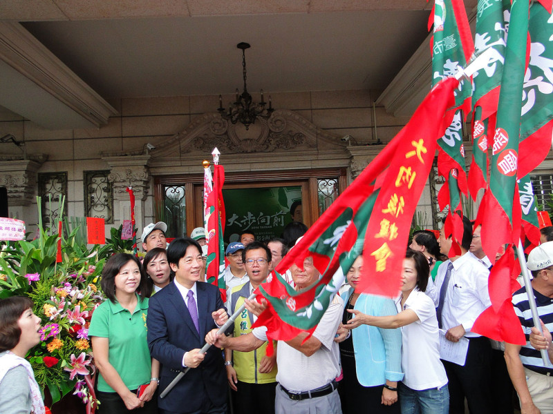 台南市長賴清德今(20)日成立競選辦公室，為各地後援會授旗。圖：黃博郎/攝。   