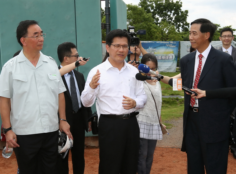 台中巨蛋的新地點21日在市議會引發爭議。圖為台中市長林佳龍6月前往視察的情形。圖：中央社資料照片   