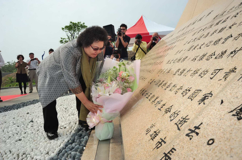 高雄市長陳菊在旗津勞動女性紀念公園紀念碑前，向40年前因中洲船難罹難的勞動女性獻花憑弔。來源：高雄市政府   