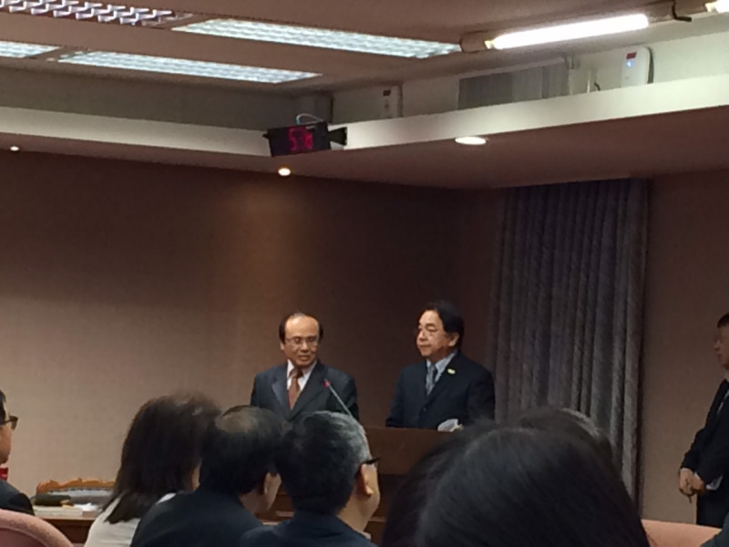 交通部長陳建宇(左)30日表示2020年遷移松機「不太可能」。圖：楊淳卉/攝   