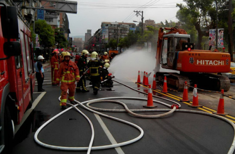 新北市中和區今（2）日下午驚傳道路施工不慎挖破瓦斯管的意外，造成大量瓦斯噴出，嚇得民眾立刻報警。圖：陳冠廷翻攝   