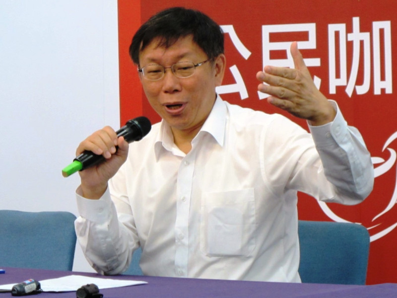 部分偏藍選民認為，不以政黨代表身分參與台北市長選舉的柯文哲，和他的主要對手連勝文比較起來，更適合擔任台北市長。圖：新頭殼資料照片   