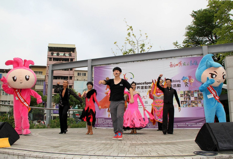 世界運動舞蹈大會宣傳大使「高丹絲」(Kao Dance)與「司坡雄」（Sport Hsiung）帶領全場志工跳起「高雄TYPE」大會舞，將高雄舞向國際。圖片來源：高雄市政府提供。   