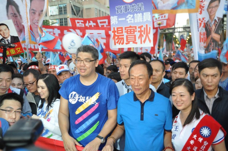 國民黨台北市長候選人連勝文今(22)日舉行挺到底大遊行，從台北市政府走到凱達格蘭大道，鴻海董座郭台銘也加入遊行隊伍，替連勝文加油打氣。圖：劉奕霆/攝。   