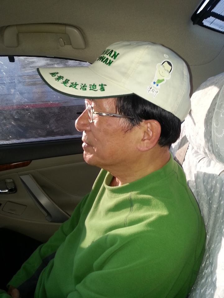 前總統陳水扁5日坐車離開培德監獄，陳致中在車上拍下父親的照片。圖：翻攝自陳致中臉書   