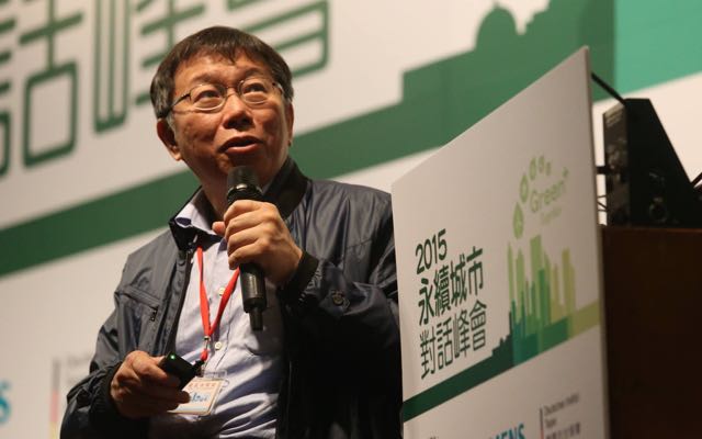 台北市長柯文哲今(19)天出席「2015永續城市對話峰會」，提出治理城市應該不斷拋出議題。他笑說，就像自己失言，只要再講更多、講更快，大家就跟不上了。圖：林雨佑/攝   