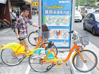 為避免民眾長期占用公共自行車，「U-bike」新制費率將自10月1日正式上路，將改採累進費率。圖：中央社資料照片。   
