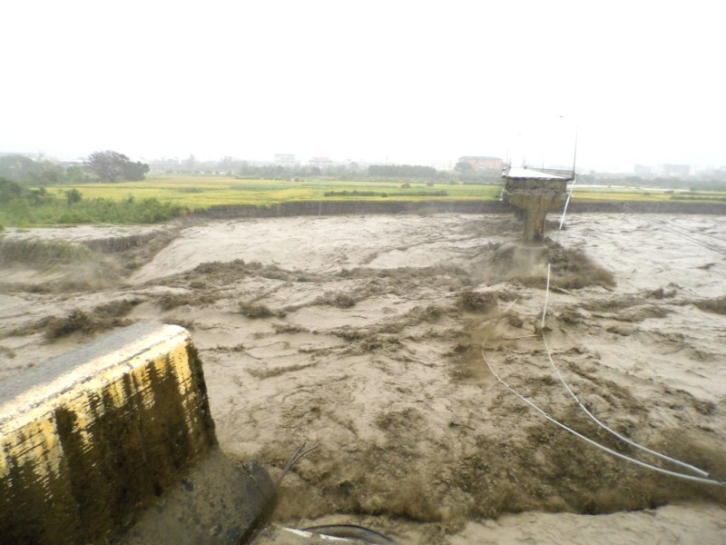 竹東跨越頭前溪到芎林的舊中正大橋，中間有一截被大水沖掉了。圖：陳權欣/攝   