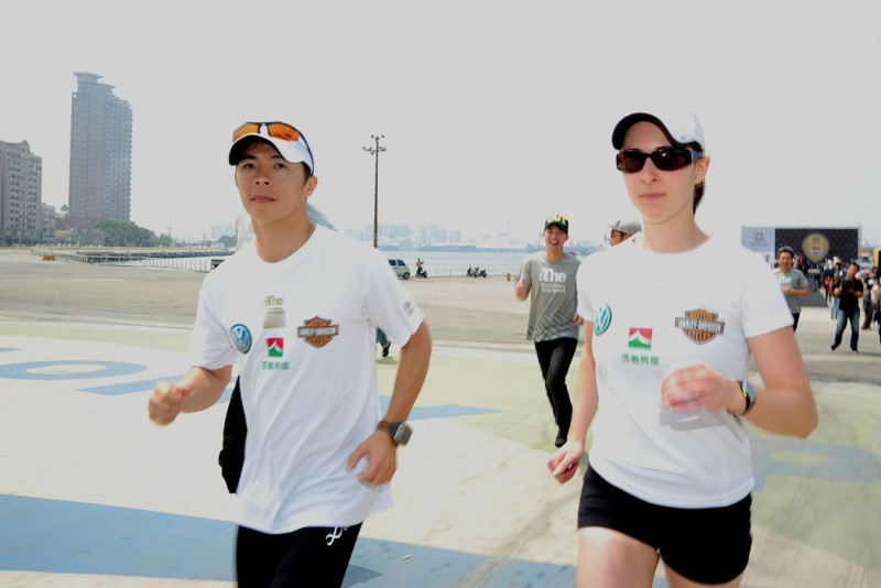 台灣馬拉松選手林義傑為喚起民眾重視永續生態，將展開「擁抱絲路Running the Silk Road」之旅，今（22）日上午從高雄出發，預計以150天時間完成橫跨6國共1萬公里的路程。圖片：高雄市政府提供。   