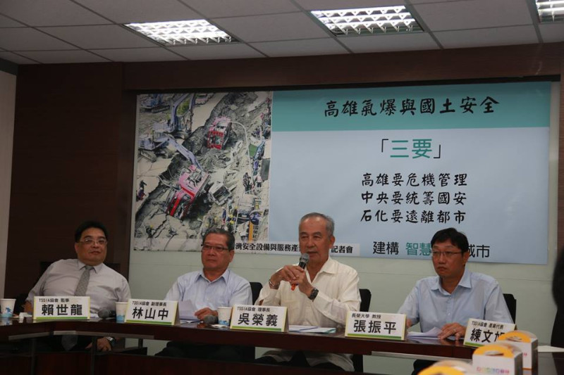 台灣安全設備與服務產業協會（TSSIA）今（11）日召開記者會，指出高雄氣爆的原因，並提出建議。圖2之2：林雨佑/攝   