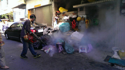 高雄市楠梓區永興市場周邊發生登革熱群聚疫情，累計有5例感染，市府防疫團隊擴大警戒並防疫。圖：高雄市政府提供   