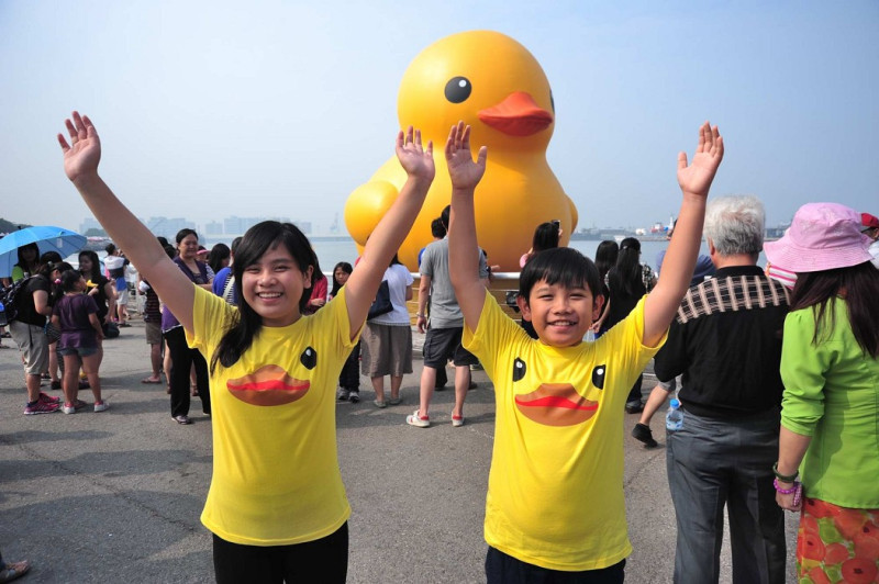 黃色小鴨即將揮別高雄，市府呼籲20日前往歡送的遊客，穿起黃色系衣服，歡送小鴨。圖2之1：高雄市新聞局提供。   
