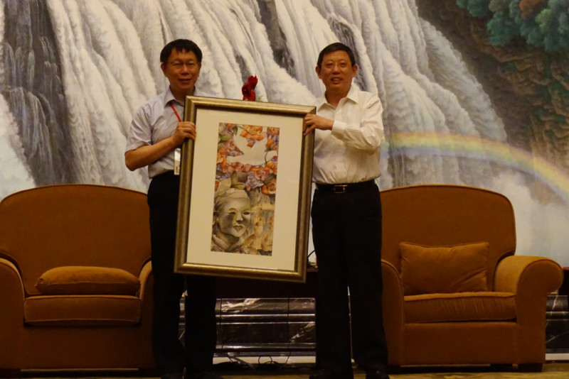 柯文哲贈送上海市政府的禮物，是一幅由台北市百齡國中二年級學生所畫的兵馬俑。圖：劉奕霆/攝   