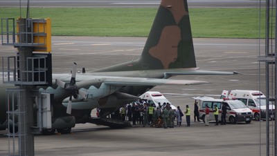 空軍C-130運輸機24日自澎湖後送5名復興空難傷患抵達高雄。圖：中央社。   