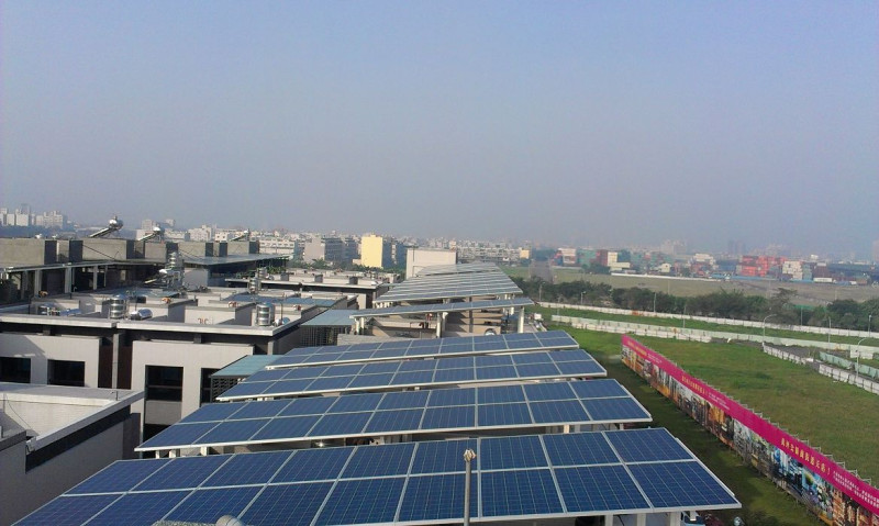 高雄市鼓勵民間設太陽光電，成效不錯，現在市政會議又通過全屋頂皆可設置，且免計入容積後，勢將掀起一股風潮。圖片來源：高雄市工務局   