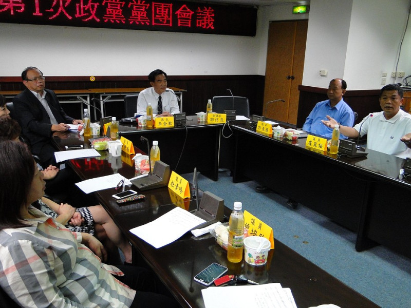 台南市議會召開朝野黨團協商會議，決定第一次定期大會自4月22日起舉行，國民黨團代表在會中對台南市長賴清德不進議會一事砲聲隆隆。圖：黃博郎/攝   