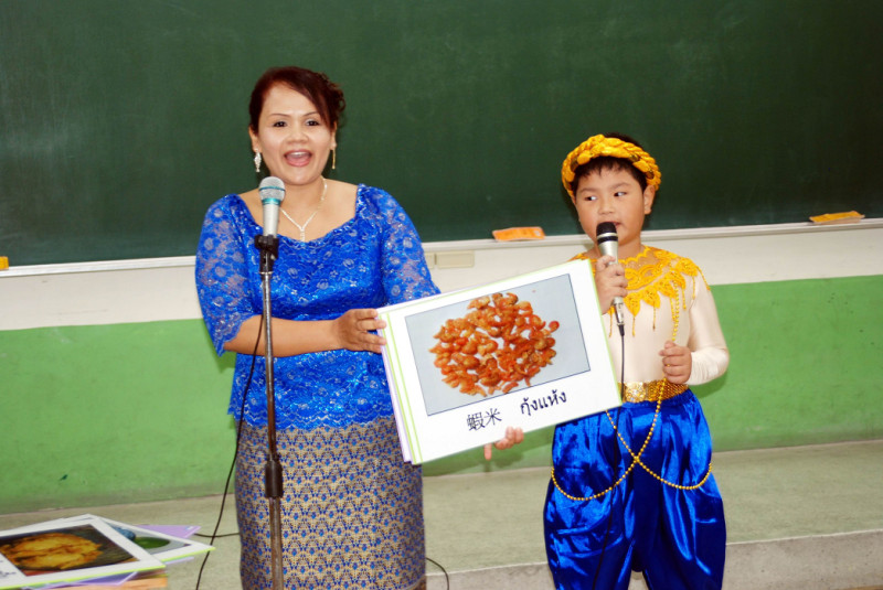 新北市信義國小陳瑪莉、賴子瓏母子攜手將泰國傳統的食物，搭配歌謠傳唱的方式得到泰、緬、柬、韓語組冠軍。圖片來源:移民署提供   