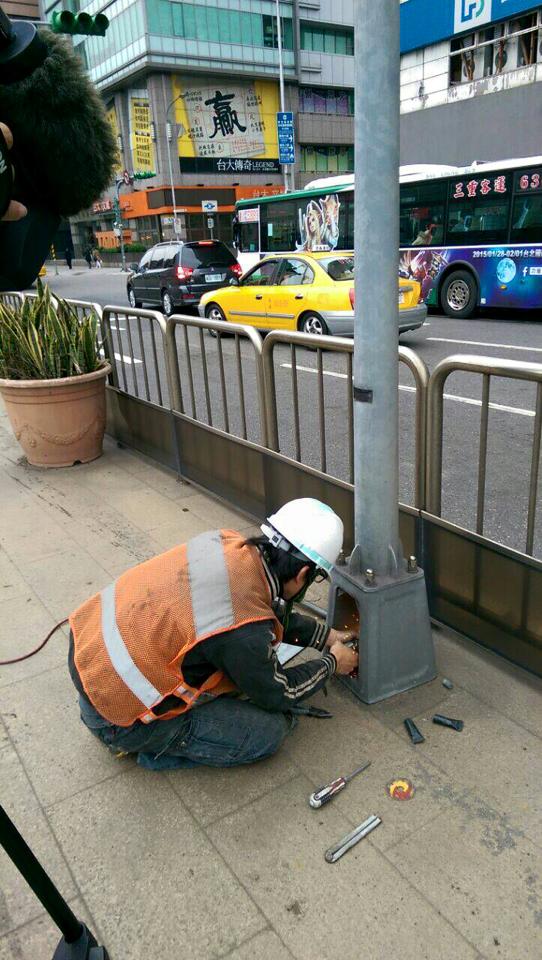 台北市長當選人柯文哲今(25)日上午9點就職，不到2小時，市府就開始拆除忠孝西路公車專用道上的路燈等設施。圖：翻攝洪智坤臉書   