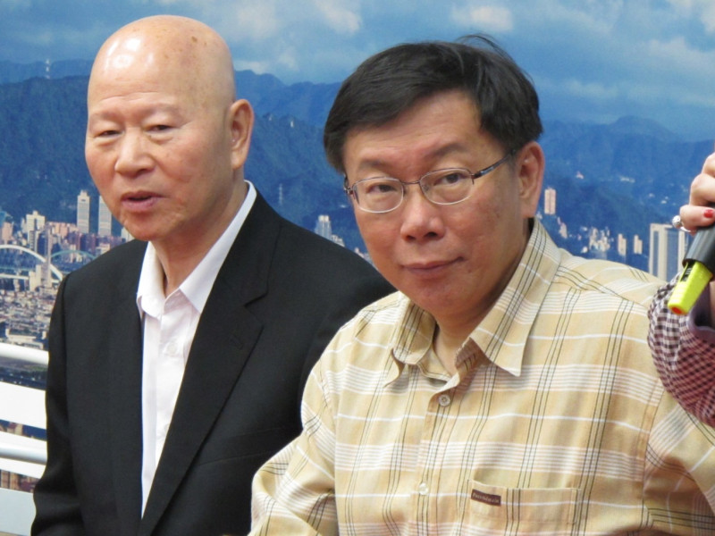 柯文哲31日在競選總部說明他以無黨籍身分參選台北市長的原因。圖：林朝億/攝   