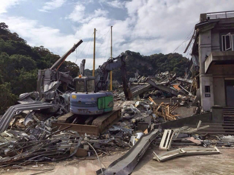 台北市政府訂定不少打違建的政策，圖為拆除貴仔坑的畫面。圖：北市建管處提供   