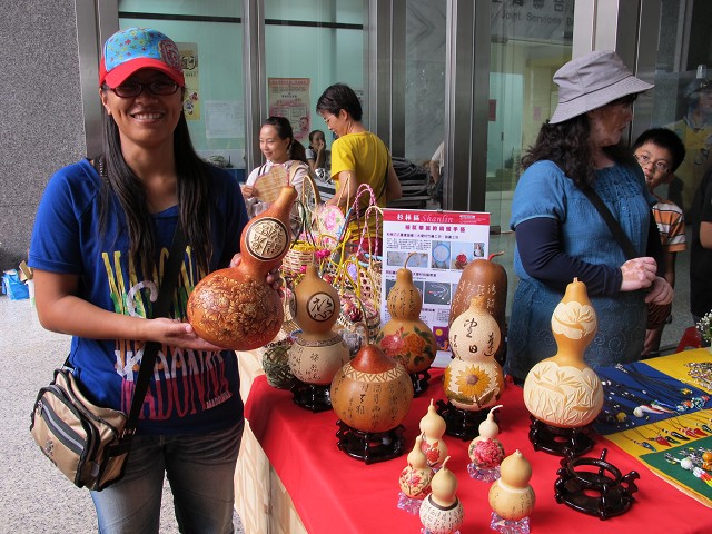 大愛園區開設葫蘆雕刻班，不少民眾參加學習，希望可以增加收入。圖片：胡宏志/攝。   