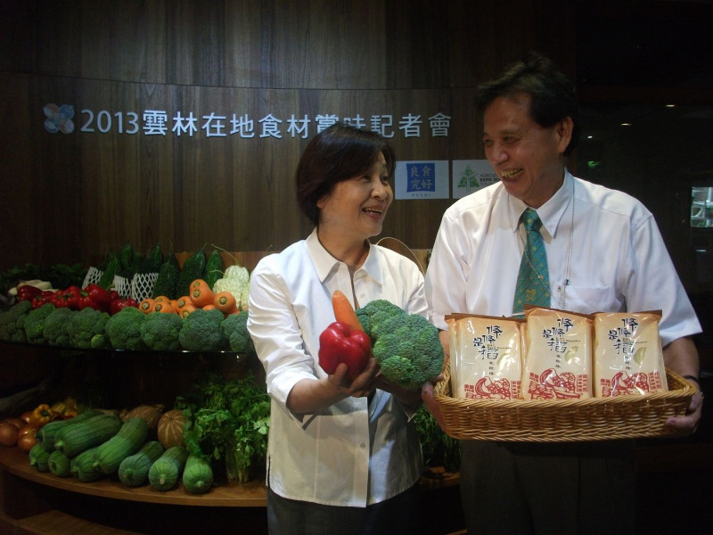 雲林縣政府今（26）日下午在台北京華城舉行「2013雲林在地食材賞味記者會」，透過高檔的輕食餐點，行銷雲林縣特產的蔬果、海鮮、肉品。圖：涂鉅旻/攝   