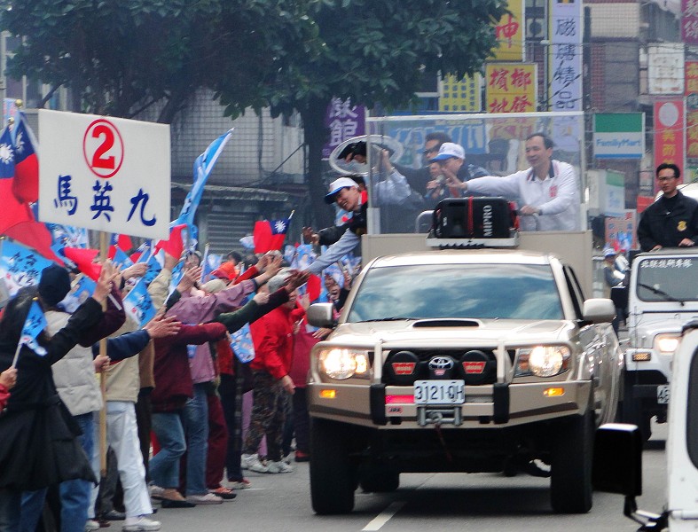 總統馬英九今（10）日陪同立委候選人盧嘉辰以車隊的方式掃街，車隊所到之處，除熱情的支持民眾外，還有此起彼落的「凍蒜」聲。圖片：陳冠廷/攝   