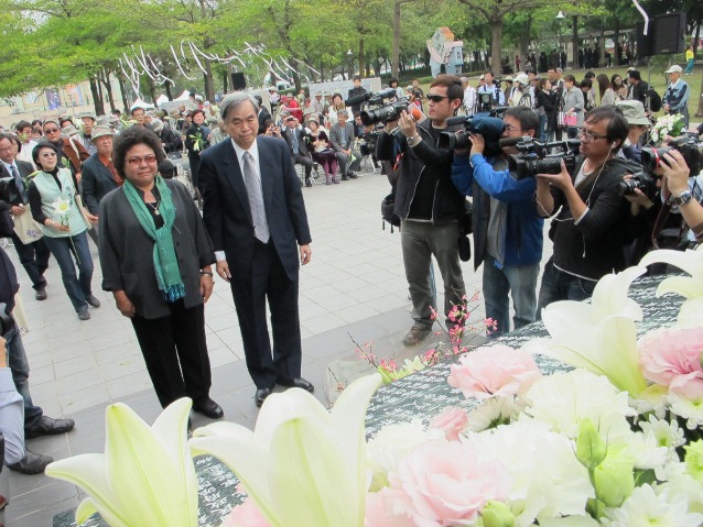 高雄市政府今日在高雄市二二八和平公園舉行「2012年高雄市二二八和平紀念追思儀式」，陳菊與受難家屬向受難者獻花。 照片來源：胡宏志攝   