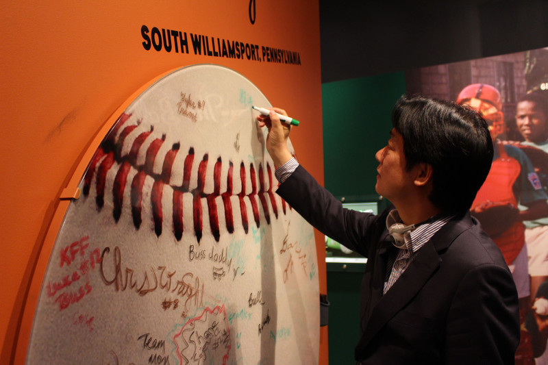 台南市長賴清德赴美國威廉波特參訪，在少棒博物館內留下簽名。圖：台南市政府提供。   