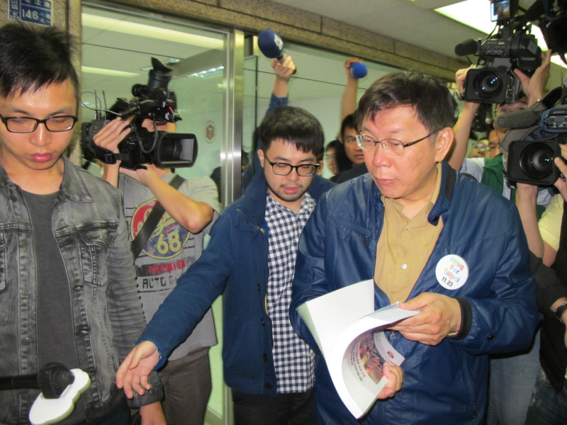 無黨籍台北市長候選人柯文哲21日表示，等他弄清楚樂生議題後，會回復學生的要求。圖：林朝億/攝   