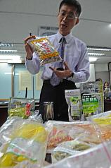 台北市衛生局21日公布首波年節食品抽驗結果，共抽驗100件，有27件品質違規。部分食品被驗出過量防腐劑、調味劑、漂白劑等，衛生局建議少吃保健康。圖片來源：中央社   