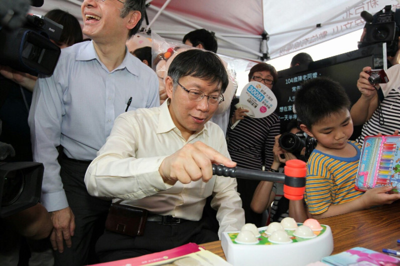 台北市長柯文哲3日上任100天，下午參加在北市府廣場由9家有線電視系統業者主辦的「市民童樂會」園遊會活動。圖：台北市政府提供   