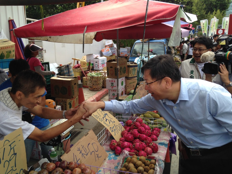 在野台北市長參選人柯文哲今(5)日上午前往濱江市場掃街拜票。圖：劉奕霆/攝   