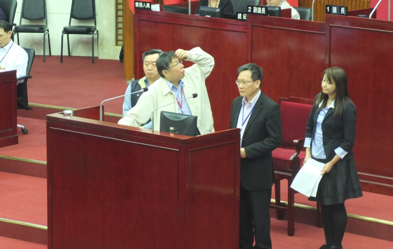 台北市長柯文哲繼昨日在市議會施政報告後，今(15)日繼續在市議會接受議員質詢。圖：翁嫆琄/攝   